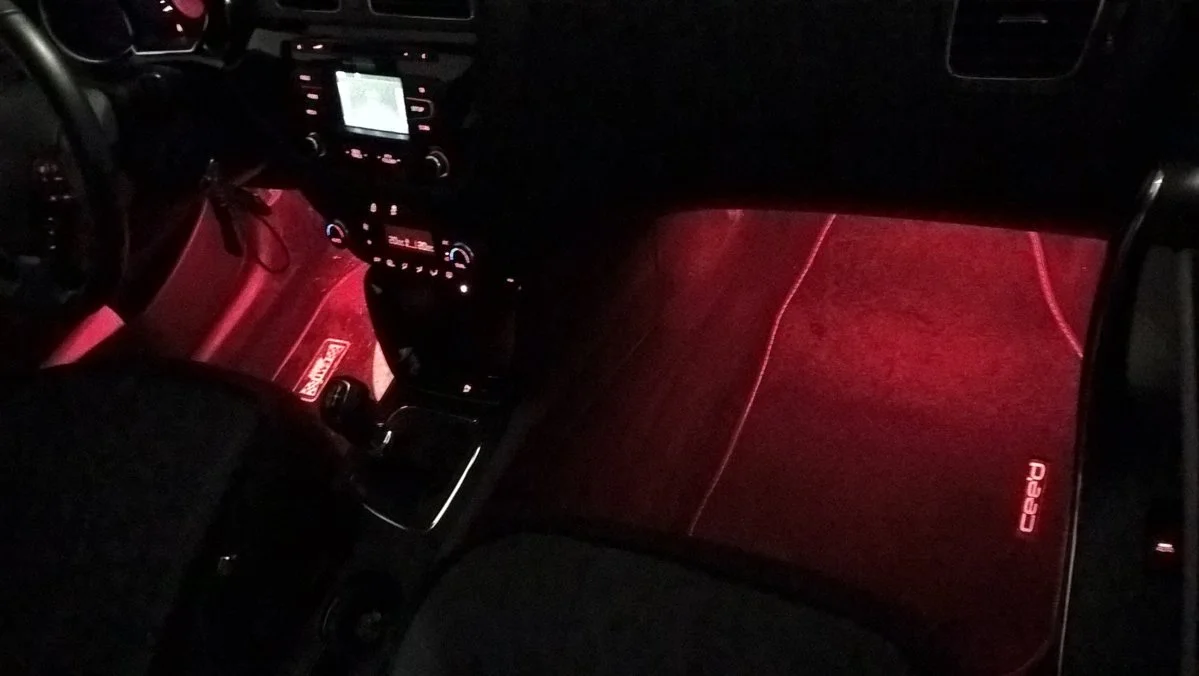 Ceed_footwell_lighting_02.webp